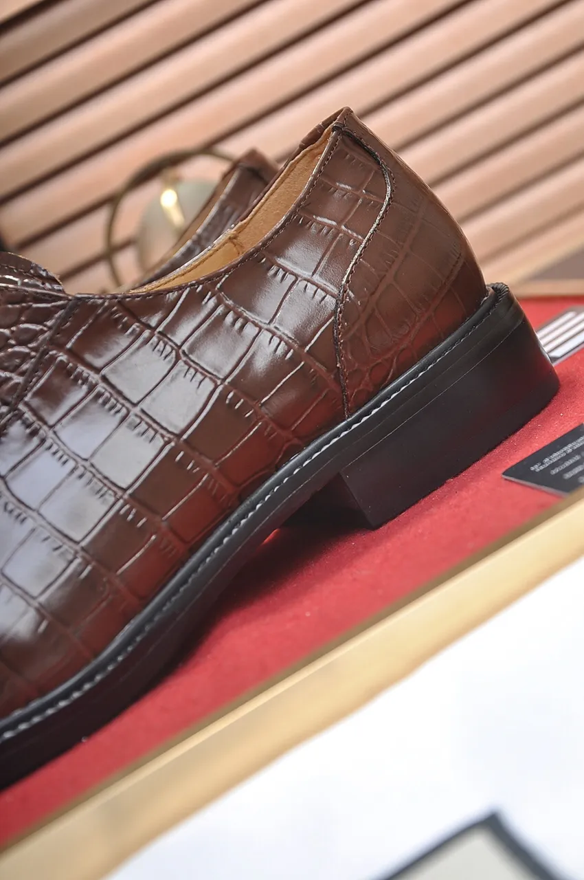 Men's shoes💰540💶Italy's top luxury men's shoe giant (GUCCI) (Gucci) (full cowhide lining) new arrival🍃Original European style🔰 Pleasant to the eye😍In order to make the shoes more durable and non-deformable🌀The production continues to follow traditional methods but there is still no lack of innovation💪Choose original sheepskin for the leather♻️ Smooth and natural And extra bright ⭐Made of imported cowhide, the first choice of rich people 38-45 (45 customized)